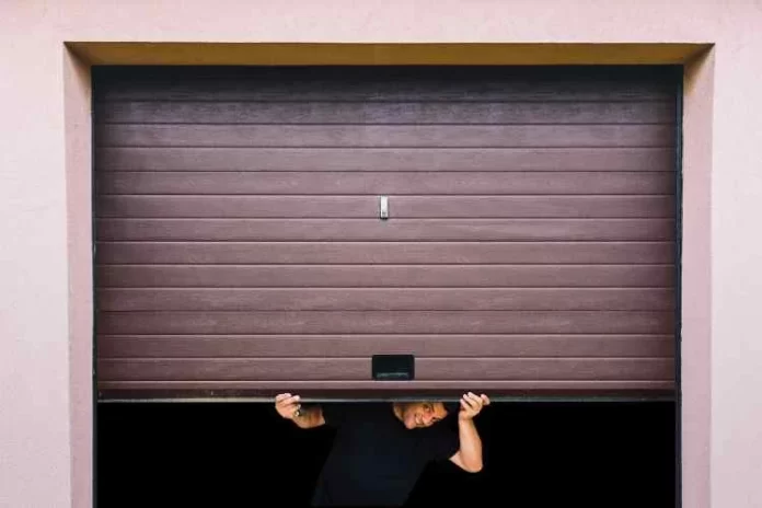 The Ultimate Guide to Choosing the Right Garage Door Service