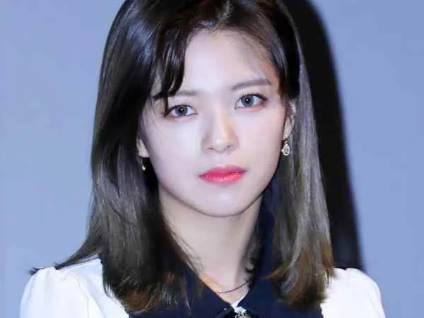 Jeongyeon Get All The Details About This South Korean Singer Here!